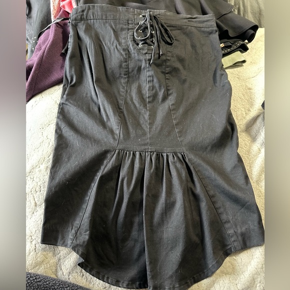 Pleated, fun detail pencil skirt with flare - Picture 3 of 6